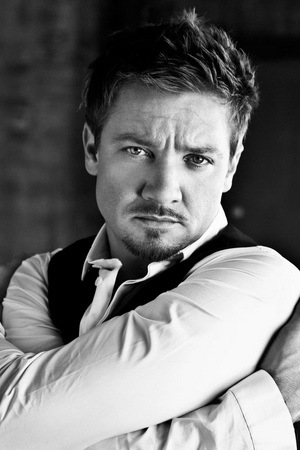 Jeremy Renner: Người Hùng Bị "Hắt Hủi"